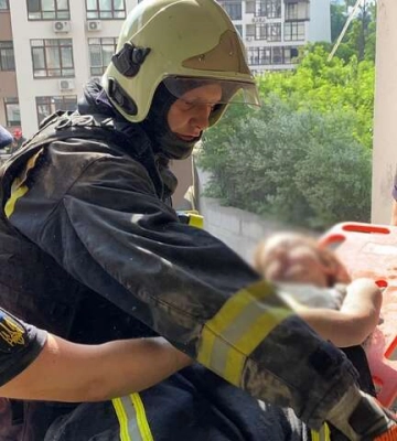 Ракетна атака по Києву: з&#039;явилося відео з місця порятунку дівчинки