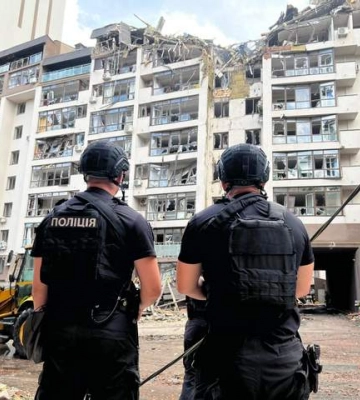 Спасатели уже достали 3 человек из-под завалов в Киеве, – полиция