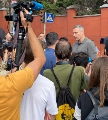 Кличко – о спасательных работах в Киеве: Не можем сильно заливать водой, чтобы не погибли люди