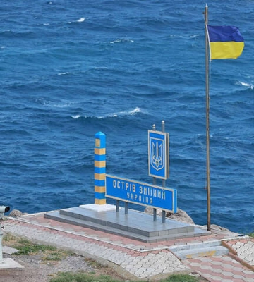 На острові Зміїний встановили прапор України, військова операція звершена