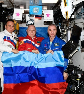 Поздравили с «освобождением» Лисичанска: Российские космонавты развернули на МКС «флаги» «ЛНР» и «ДНР»
