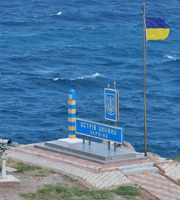 На острове Змеиный подняли украинский флаг