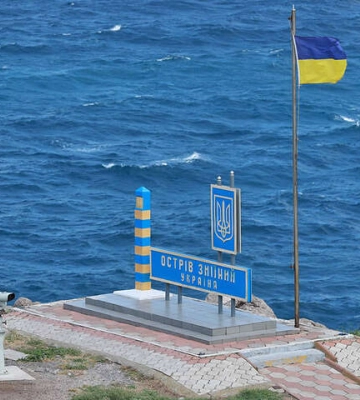 На острове Змеиный подняли украинский флаг