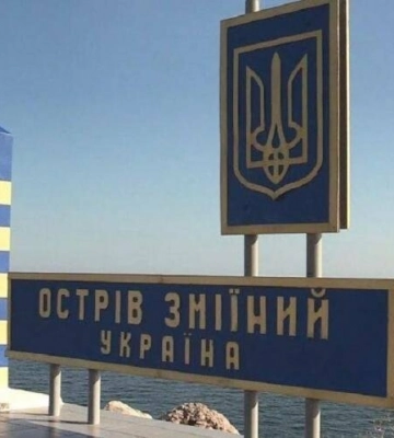 На острові Зміїний встановили прапор України, військова операція звершена