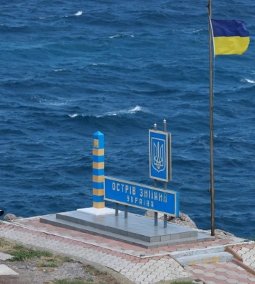 Операция завершена. На острове Змеиный установили украинский флаг, — ОК &quot;Юг&quot;