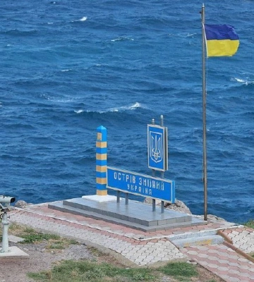На острові Зміїний знову майорить український прапор