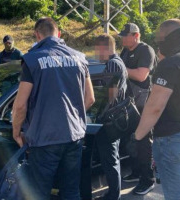 У Києві посадовець міграційної служби організував схему легалізації росіян, які втекли з рф в Україну