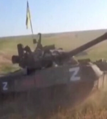 Украинские бойцы подбили два вражеских БТР-82А и захватили два танка Т-80БВ. ВИДЕО