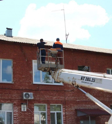 У Дніпрі відновлюють пошкоджені через ракетні удари житлові будинки