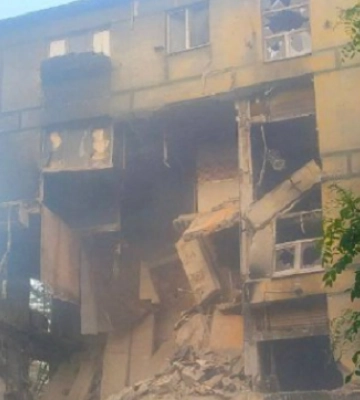 Пошкоджені бомбами окупантів будинки почали обвалюватися у Маріуполі