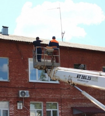 У Дніпрі відновлюють житлові будинки, пошкоджені через ракетні удари