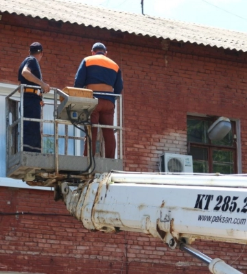 У Дніпрі відновлюють пошкоджені через ракетні удари житлові будинки