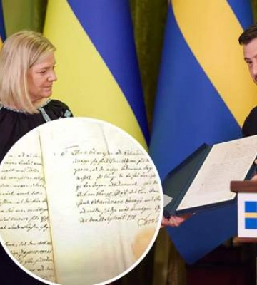 Премьер Швеции привезла подарок Украине – копию письма Карла XII с признанием Запорожской Сечи