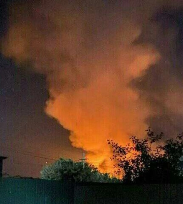 У Кадіївці на Луганщині горить військовий склад ворога 