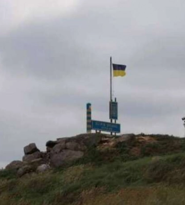 Сбросили с вертолета: детали установки украинского флага на Змеином