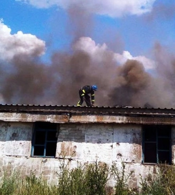Ворог знову обстріляв Криворізький район: горять склади