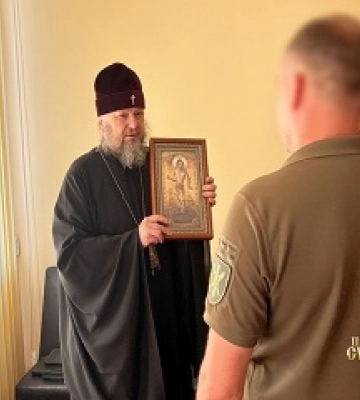 На Сумщине митрополит УПЦ передал гуманитарную помощь украинским военным