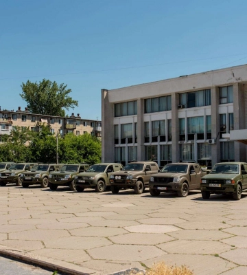 Фонд Віктора Пінчука передав до військових бригад Дніпропетровщини 12 пікапів