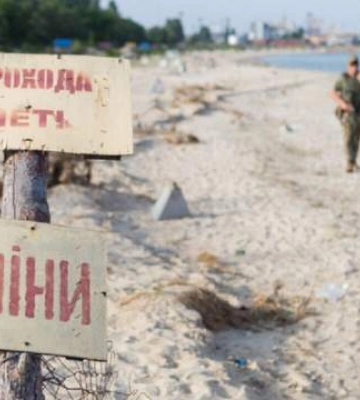 На пляжах Одессы установили ограждения из-за минной опасности, но люди не обращают внимания