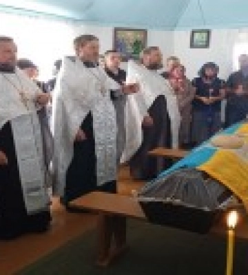 На Волыни священники УПЦ отпели трех защитников Украины На Волыни священники УПЦ отпели трех защитников Украины