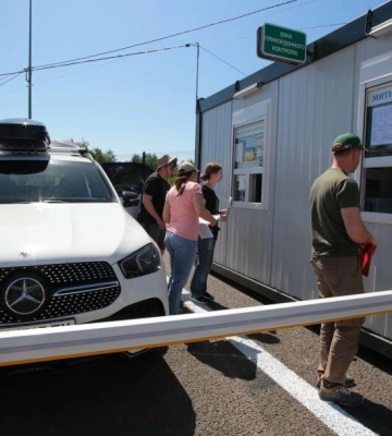 Як працюють пункти пропуску на Львівщині: коротка інформація про кожен