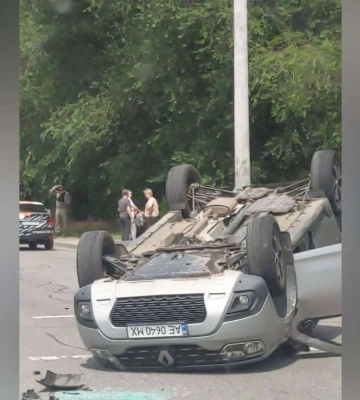 На выезде из Днепра Land Rover въехал в Renault: автомобиль перевернулся