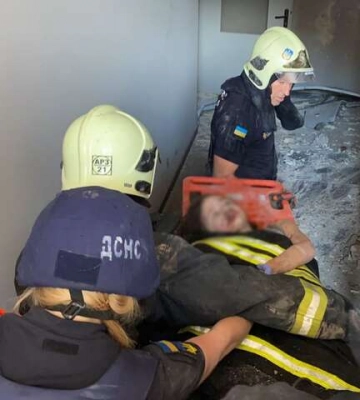 Семирічна дівчинка, яку дістали з-під завалів будинку в Києві, у стабільному стані