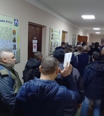 Поїхати з Києва до Львова на вихідні. Чи треба брати дозвіл у військкоматі?