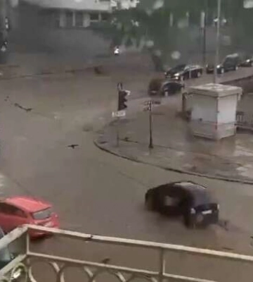 У Львові лютує негода, затоплено вулиці (відео)