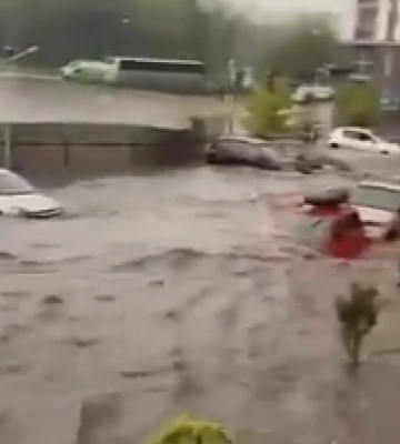 У Львові затопило вулицю Торф&#039;яну: мер розповів про причину (відео)