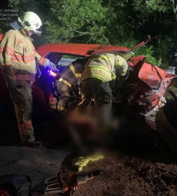 На Закарпатті вночі сталася страшна аварія: Рятувальники вирізали постраждалих з автівки 