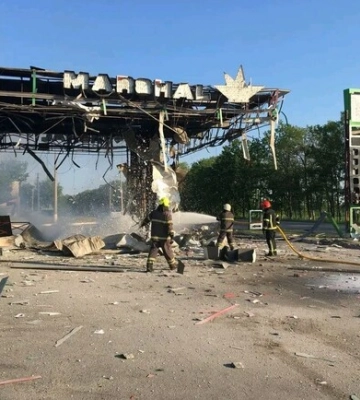 У Чугуєві внаслідок російського обстрілу загорілася заправка