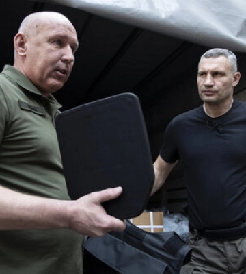 Столиця передала бійцям Нацгвардії 1200 бронежилетів 4 і 5 класу, - Кличко