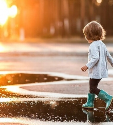 В Киеве авто сбило 4-летнюю девочку, которая внезапно выбежала на дорогу
