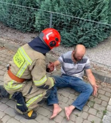 В Ужгороді з будинку, який горів врятували чоловіка 