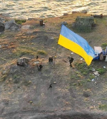 Военные установили флаг Украины на острове Змеиный — фото