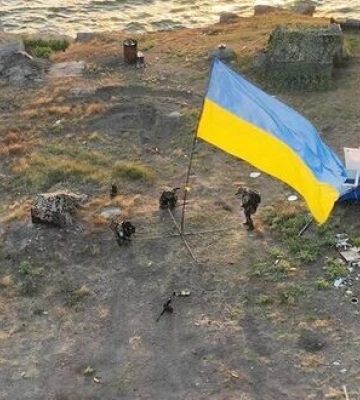 На острові Зміїному офіційно встановили український прапор 