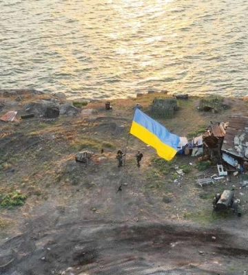 На острові Зміїному офіційно встановили український прапор 