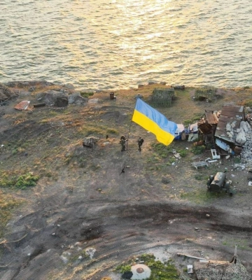 Появились фото установки украинского флага на Змеином с посланием для оккупантов