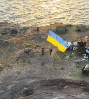 Военные показали установление украинского флага на освобожденном Змеином