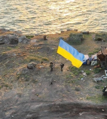 Появились фото установки украинского флага на Змеином с посланием для оккупантов