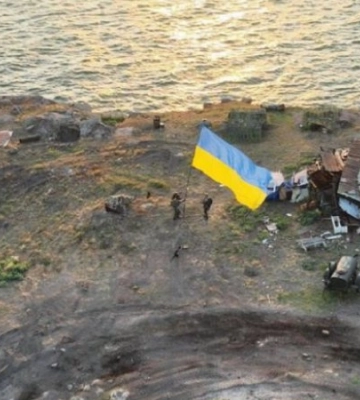ЗСУ підняли український прапор на острові Зміїний – опубліковано фото та відео (оновлено)