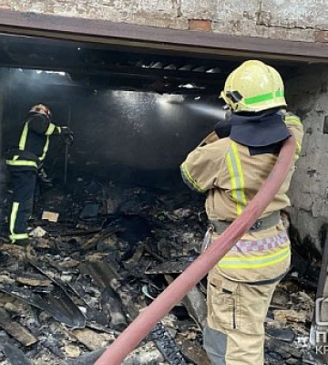 Криворізькі рятувальники загасили пожежу у гаражі
