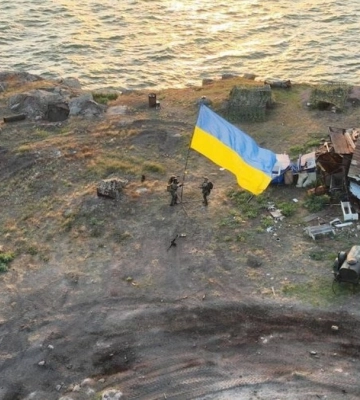 Над Зміїним підняли український прапор, підтверджено знищення на острові близько 30 одиниць техніки РФ - ОК &quot;Південь&quot;