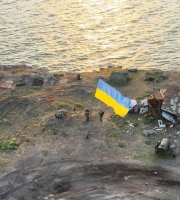 Реакция рашистов на установленный украинский флаг на острове Змеиный (фото, видео)