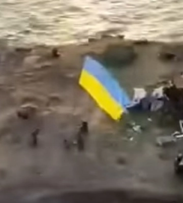 Реакция рашистов на установленный украинский флаг на острове Змеиный (фото, видео)