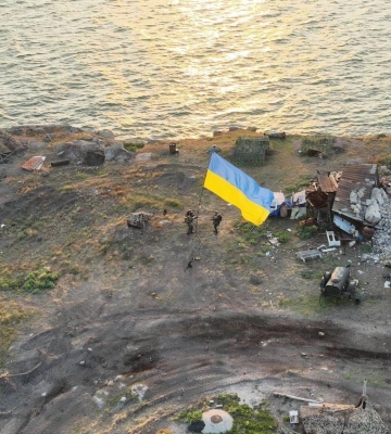 Над Зміїним підняли український прапор, підтверджено знищення на острові близько 30 одиниць техніки РФ - ОК &quot;Південь&quot;