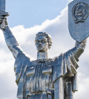 Украинцам предлагают решить, что делать с гербом на монументе Родина-Мать