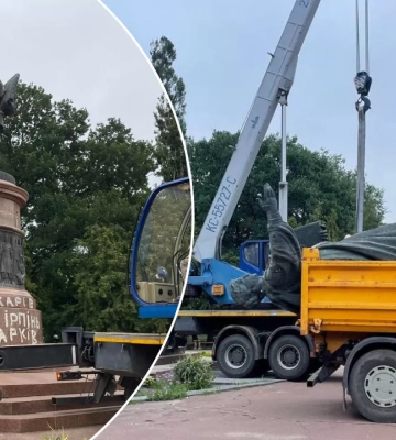 Дерусифікакція в дії: у Переяславі знесли символ &quot;возз&#039;єднання&quot; з Росією 