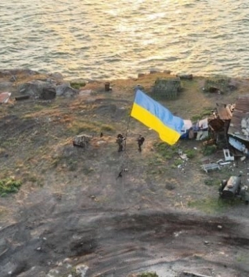 Кроме государственного, на острове Змеиный появился также флаг УПА — фото
